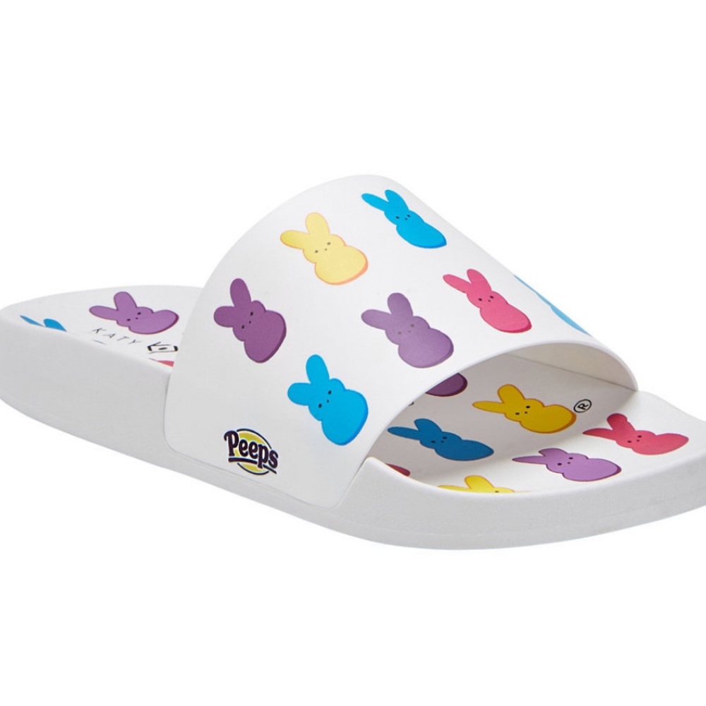 KATY PERRY women’s Relax poolside in the Peeps Bunny Slide - Picture 2 of 16